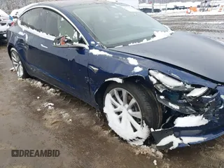 2018 Tesla Model 3 Long Range Battery z VIN 5YJ3E1EA5JF006370, wystawiony jako IAAI lot #41565266 z przebiegiem 55 376 mil mil oraz . Historia ofert i sprzedaży dostępna na DreamBid. Obrazek 6.