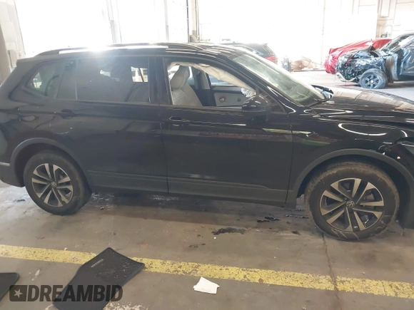 2023 Volkswagen Tiguan S z VIN 3VVRB7AX6PM069001, wystawiony jako IAAI lot #41193316 z przebiegiem 21 586 mil mil oraz . Historia ofert i sprzedaży dostępna na DreamBid. Obrazek 12.