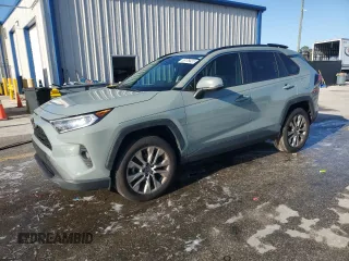 2021 Toyota RAV4 XLE Premium z VIN JTMC1RFVXMJ022833, wystawiony jako Copart lot #65179435 z przebiegiem 95 530 mil mil oraz Nie do naprawy • Non repairable. Historia ofert i sprzedaży dostępna na DreamBid. Obrazek 1.