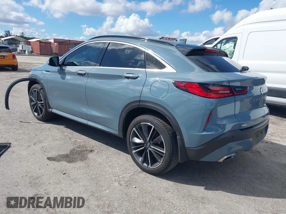 2023 Infiniti QX55 Luxe z VIN 3PCAJ5JRXPF117396, wystawiony jako IAAI lot #41672269 z przebiegiem 9 708 mil mil oraz . Historia ofert i sprzedaży dostępna na DreamBid. Obrazek 3.