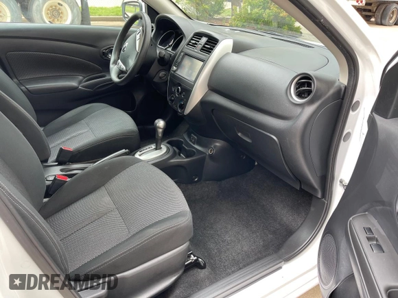 2019 Nissan Versa SV z VIN 3N1CN7AP4KL853965, wystawiony jako Copart lot #56391665 z przebiegiem 118 394 mil mil oraz Czysty tytuł • Clean title. Historia ofert i sprzedaży dostępna na DreamBid. Obrazek 5.