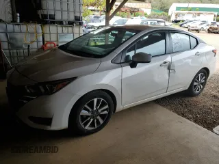 2023 Nissan Versa SV z VIN 3N1CN8EV0PL813128, wystawiony jako Copart lot #60940605 z przebiegiem 36 179 mil mil oraz Czysty tytuł • Clean title. Historia ofert i sprzedaży dostępna na DreamBid. Obrazek 1.
