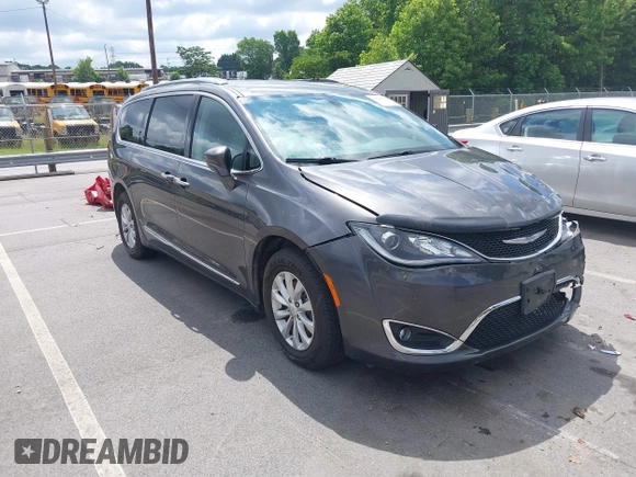 2018 Chrysler Pacifica Touring L z VIN 2C4RC1BG6JR309560, wystawiony jako IAAI lot #39340052 z przebiegiem 62 517 mil mil oraz . Historia ofert i sprzedaży dostępna na DreamBid. Obrazek 1.