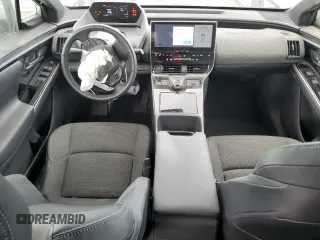 2023 Toyota bZ4X XLE z VIN JTMABACA1PA009058, wystawiony jako Copart lot #42633585 z przebiegiem 39 922 mil mil oraz Szkody całkowita. Historia ofert i sprzedaży dostępna na DreamBid. Obrazek 8.