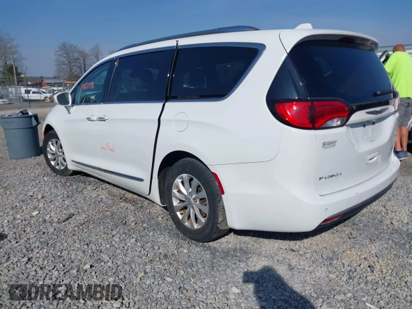 2018 Chrysler Pacifica Touring L z VIN 2C4RC1BG4JR142566, wystawiony jako IAAI lot #41870986 z przebiegiem 102 609 mil mil oraz . Historia ofert i sprzedaży dostępna na DreamBid. Obrazek 3.