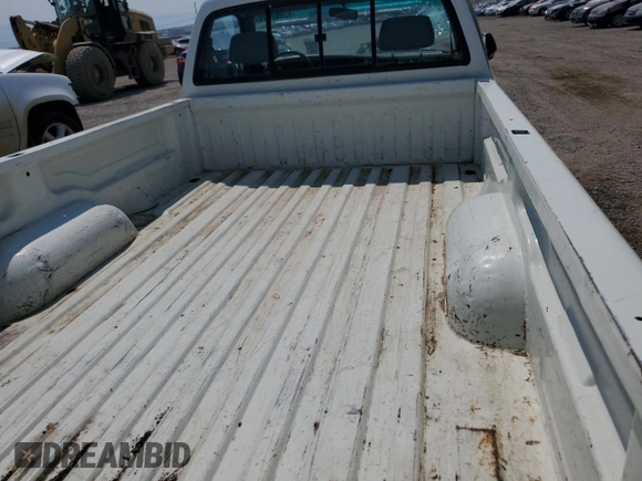 1993 Toyota T100 DX z VIN JT4VD10A5P0010588, wystawiony jako Copart lot #63862014 z przebiegiem 295 012 mil mil oraz Czysty tytuł • Clean title. Historia ofert i sprzedaży dostępna na DreamBid. Obrazek 10.