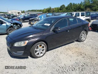 2015 Volvo S60 T5 Drive-E z VIN YV126MFJ8F2352152, wystawiony jako Copart lot #71680624 z przebiegiem Nie podano mil oraz Nie do naprawy • Non repairable. Historia ofert i sprzedaży dostępna na DreamBid. Obrazek 1.