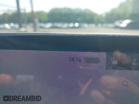 2018 Tesla Model 3 Long Range Battery z VIN 5YJ3E1EB9JF086703, wystawiony jako IAAI lot #42290193 z przebiegiem 46 255 mil mil oraz . Historia ofert i sprzedaży dostępna na DreamBid. Obrazek 18.