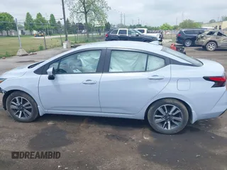 2024 Nissan Versa SV z VIN 3N1CN8EV1RL877066, wystawiony jako IAAI lot #42263312 z przebiegiem 6 081 mil mil oraz . Historia ofert i sprzedaży dostępna na DreamBid. Obrazek 14.