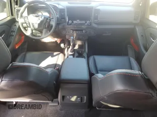 2024 Nissan Frontier Pro-X z VIN 1N6ED1EJ2RN646428, wystawiony jako Copart lot #44304215 z przebiegiem 5 853 mil mil oraz Szkoda całkowita • Salvage title. Historia ofert i sprzedaży dostępna na DreamBid. Obrazek 8.