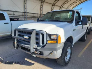 2007 Ford F-250 XL z VIN 1FTNF21517EB22731, wystawiony jako IAAI lot #42563444 z przebiegiem 165 792 mil mil oraz . Historia ofert i sprzedaży dostępna na DreamBid. Obrazek 18.