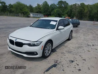2017 BMW 3 Series 320i z VIN WBA8E1G53HNU13859, wystawiony jako IAAI lot #42401880 z przebiegiem 82 121 mil mil oraz . Historia ofert i sprzedaży dostępna na DreamBid. Obrazek 2.