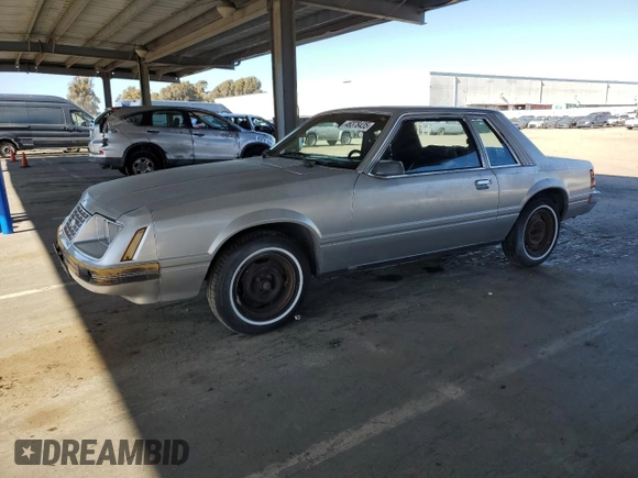 1983 Ford Mustang z VIN 1FABP26A1DF176922, wystawiony jako Copart lot #46378435 z przebiegiem 63 106 mil mil oraz Czysty tytuł • Clean title. Historia ofert i sprzedaży dostępna na DreamBid. Obrazek 1.