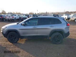 2015 Jeep Cherokee Trailhawk z VIN 1C4PJMBS2FW728961, wystawiony jako IAAI lot #40712830 z przebiegiem 79 299 mil mil oraz . Historia ofert i sprzedaży dostępna na DreamBid. Obrazek 14.