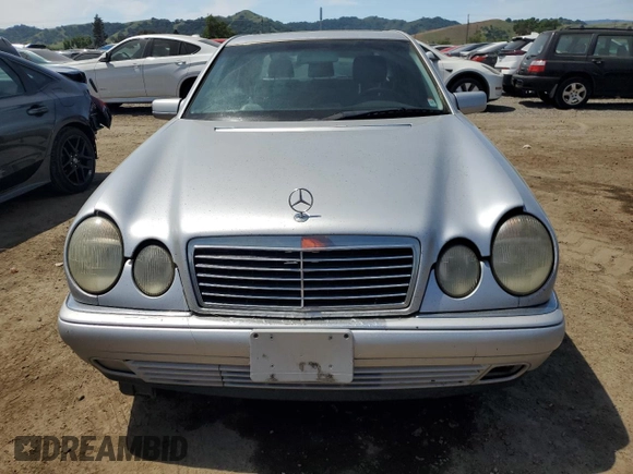 1999 Mercedes-Benz E 320 z VIN WDBJF65HXXA742364, wystawiony jako Copart lot #54201205 z przebiegiem 152 885 mil mil oraz Czysty tytuł • Clean title. Historia ofert i sprzedaży dostępna na DreamBid. Obrazek 5.
