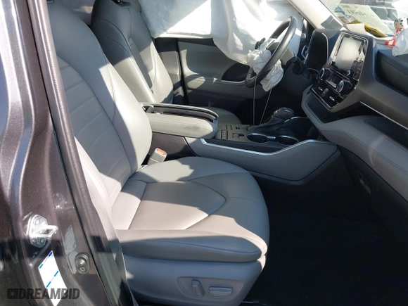 2022 Toyota Highlander XLE with VIN 5TDHZRBH3NS180434, listed as a IAAI auction lot 41640993 with 43,848 mi miles. Bid and sale history available at carsss.com. Image 5.