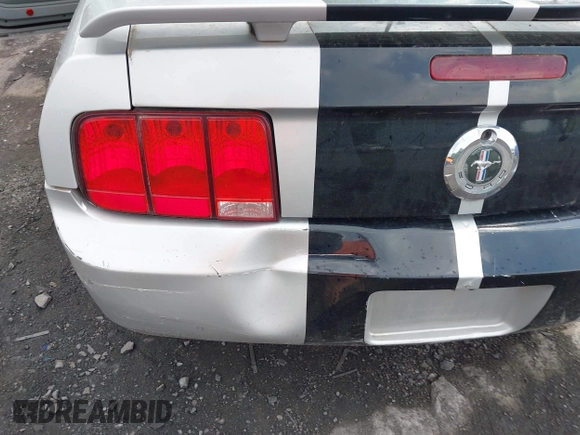 2005 Ford Mustang Deluxe z VIN 1ZVFT84N755215467, wystawiony jako IAAI lot #42452885 z przebiegiem 126 366 mil mil oraz . Historia ofert i sprzedaży dostępna na DreamBid. Obrazek 13.