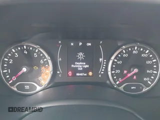 2018 Jeep Renegade Latitude z VIN ZACCJBBBXJPH73509, wystawiony jako IAAI lot #41953610 z przebiegiem 66 467 mil mil oraz . Historia ofert i sprzedaży dostępna na DreamBid. Obrazek 7.