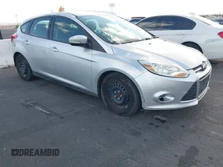 2014 Ford Focus SE z VIN 1FADP3K27EL113632, wystawiony jako IAAI lot #42271518 z przebiegiem 111 687 mil mil oraz . Historia ofert i sprzedaży dostępna na DreamBid. Obrazek 1.