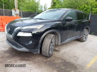 2023 Nissan Rogue SV z VIN JN8BT3BA7PW421121, wystawiony jako IAAI lot #42335059 z przebiegiem 57 866 mil mil oraz . Historia ofert i sprzedaży dostępna na DreamBid. Obrazek 2.