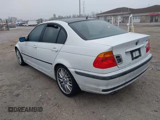 2000 BMW 3 Series 328i with VIN WBAAM5341YFR20178, listed as a IAAI auction lot 41477979 with 151,328 mi miles. Bid and sale history available at carsss.com. Image 3.