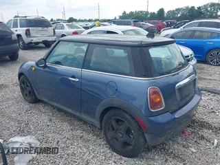 2010 MINI Hardtop z VIN WMWMF3C5XATZ26038, wystawiony jako IAAI lot #42851812 z przebiegiem 150 000 mil mil oraz . Historia ofert i sprzedaży dostępna na DreamBid. Obrazek 3.