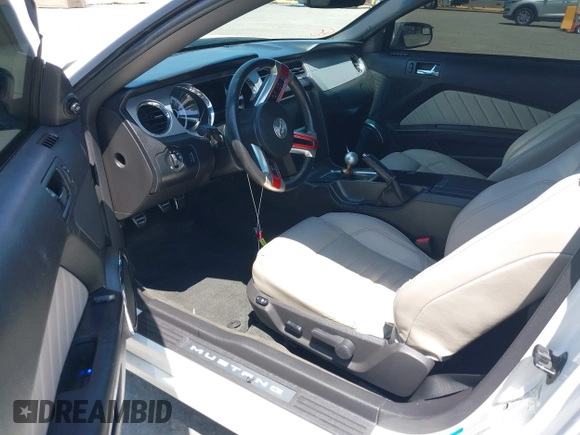 2013 Ford Mustang V6 z VIN 1ZVBP8AM4D5271864, wystawiony jako IAAI lot #42427887 z przebiegiem 149 530 mil mil oraz . Historia ofert i sprzedaży dostępna na DreamBid. Obrazek 5.