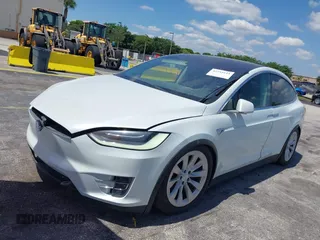 2017 Tesla Model X 90D z VIN 5YJXCBE20HF070252, wystawiony jako IAAI lot #42281644 z przebiegiem 39 362 mil mil oraz . Historia ofert i sprzedaży dostępna na DreamBid. Obrazek 2.