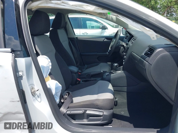 2017 Volkswagen Jetta S z VIN 3VW2B7AJ8HM242804, wystawiony jako IAAI lot #42595566 z przebiegiem 96 551 mil mil oraz . Historia ofert i sprzedaży dostępna na DreamBid. Obrazek 5.