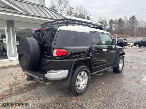2010 Toyota FJ Cruiser with VIN JTEBU4BF7AK090884, listed as a IAAI auction lot 41331902 with 275,019 mi miles. Bid and sale history available at carsss.com. Image 4.