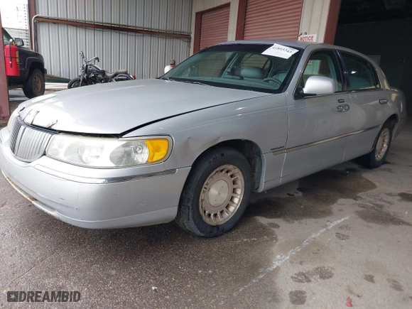 2002 Lincoln Town Car Executive with VIN 1LNHM81W42Y608998, listed as a IAAI auction lot 41893243 with 222,672 mi miles. Bid and sale history available at carsss.com. Image 2.