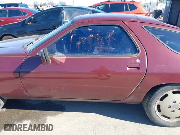 1984 Porsche 928 z VIN WP0JB0925ES860300, wystawiony jako IAAI lot #41581309 z przebiegiem 115 151 mil mil oraz . Historia ofert i sprzedaży dostępna na DreamBid. Obrazek 13.