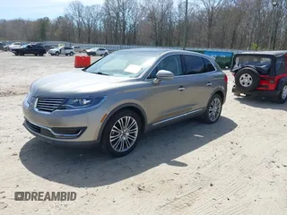 2017 Lincoln MKX Reserve z VIN 2LMPJ8LR4HBL41092, wystawiony jako IAAI lot #41815783 z przebiegiem 104 578 mil mil oraz . Historia ofert i sprzedaży dostępna na DreamBid. Obrazek 17.