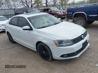 2014 Volkswagen Jetta SEL z VIN 3VWL17AJ7EM439904, wystawiony jako IAAI lot #41935123 z przebiegiem 171 853 mil mil oraz . Historia ofert i sprzedaży dostępna na DreamBid. Obrazek 1.