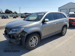 2014 Kia Sorento LX z VIN 5XYKT3A66EG479997, wystawiony jako Copart lot #52500945 z przebiegiem 101 138 mil mil oraz Szkoda całkowita • Salvage title. Historia ofert i sprzedaży dostępna na DreamBid. Obrazek 1.