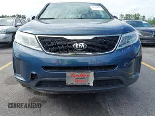 2014 Kia Sorento LX z VIN 5XYKT3A63EG509554, wystawiony jako IAAI lot #42278016 z przebiegiem 166 639 mil mil oraz . Historia ofert i sprzedaży dostępna na DreamBid. Obrazek 6.