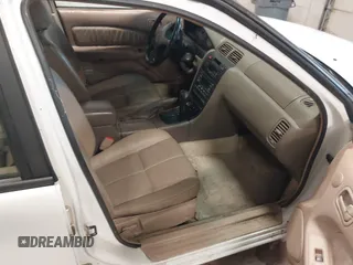 1998 Nissan Maxima GXE z VIN JN1CA21A9WM805626, wystawiony jako IAAI lot #42497316 z przebiegiem 195 991 mil mil oraz . Historia ofert i sprzedaży dostępna na DreamBid. Obrazek 5.