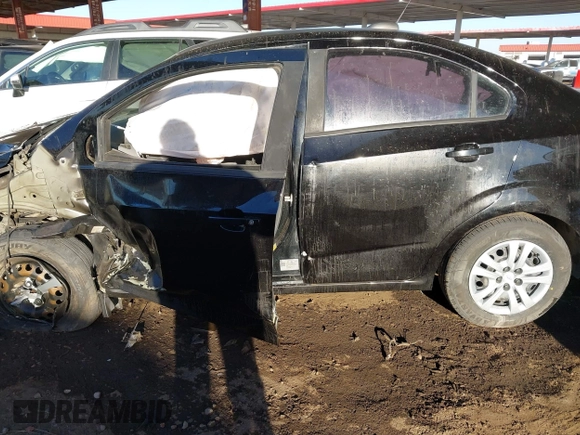 2017 Chevrolet Sonic LS z VIN 1G1JB5SG9H4172563, wystawiony jako IAAI lot #41398834 z przebiegiem Nie podano mil oraz . Historia ofert i sprzedaży dostępna na DreamBid. Obrazek 13.