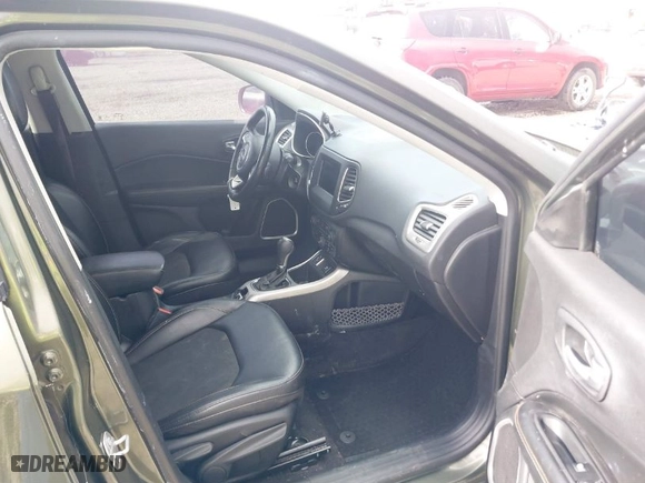 2018 Jeep Compass Latitude with VIN 3C4NJCBB2JT468805, listed as a IAAI auction lot 40621256 with 115,501 mi miles. Bid and sale history available at carsss.com. Image 5.