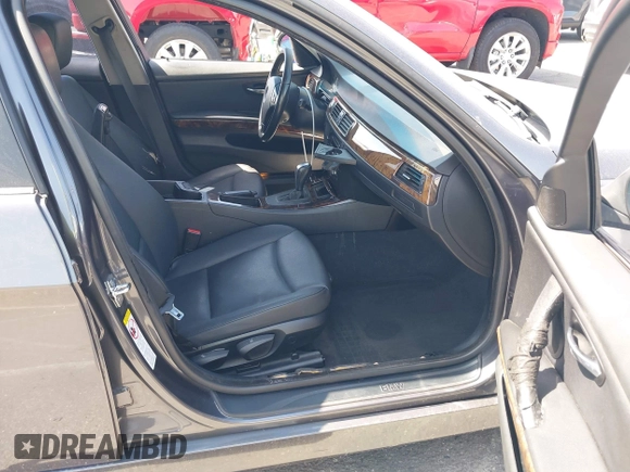 2007 BMW 3 Series 328i z VIN WBAVA37527NL17651, wystawiony jako IAAI lot #42277978 z przebiegiem 213 887 mil mil oraz . Historia ofert i sprzedaży dostępna na DreamBid. Obrazek 5.
