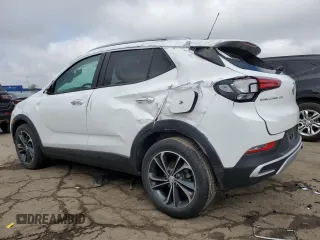 2021 Buick Encore GX Select z VIN KL4MMDSL4MB113927, wystawiony jako Copart lot #56138395 z przebiegiem 39 208 mil mil oraz Nie do naprawy • Non repairable. Historia ofert i sprzedaży dostępna na DreamBid. Obrazek 2.