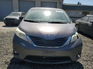 2011 Toyota Sienna XLE z VIN 5TDDK3DC2BS012927, wystawiony jako Copart lot #54073135 z przebiegiem 307 546 mil mil oraz Szkoda całkowita • Salvage title. Historia ofert i sprzedaży dostępna na DreamBid. Obrazek 5.