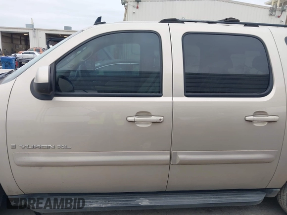 2007 GMC Yukon XL SLT z VIN 1GKFC16097R280171, wystawiony jako IAAI lot #41319694 z przebiegiem 241 553 mil mil oraz . Historia ofert i sprzedaży dostępna na DreamBid. Obrazek 14.