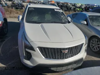 2022 Cadillac XT4 FWD Sport z VIN 1GYFZER44NF118862, wystawiony jako Copart lot #55231775 z przebiegiem 14 983 mil mil oraz Nie do naprawy. Historia ofert i sprzedaży dostępna na DreamBid. Obrazek 5.