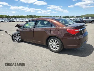 2013 Chrysler 200 Touring z VIN 1C3CCBBB7DN600820, wystawiony jako Copart lot #56703885 z przebiegiem Nie podano mil oraz Szkody całkowita. Historia ofert i sprzedaży dostępna na DreamBid. Obrazek 2.