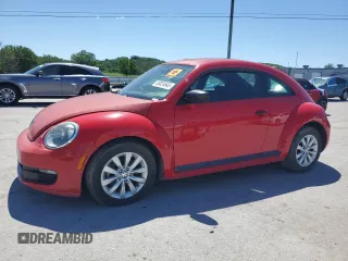 2014 Volkswagen Beetle Entry z VIN 3VWF17AT9EM641562, wystawiony jako Copart lot #58024545 z przebiegiem 109 744 mil mil oraz Tytuł czysty. Historia ofert i sprzedaży dostępna na DreamBid. Obrazek 1.