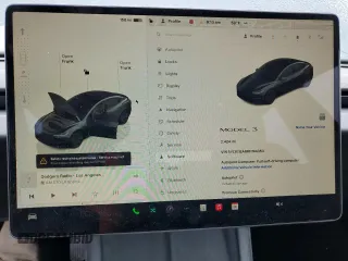 2024 Tesla Model 3 z VIN 5YJ3E1EA8RF744353, wystawiony jako Copart lot #50660175 z przebiegiem 2424 mil mil oraz Szkody całkowita. Historia ofert i sprzedaży dostępna na DreamBid. Obrazek 9.