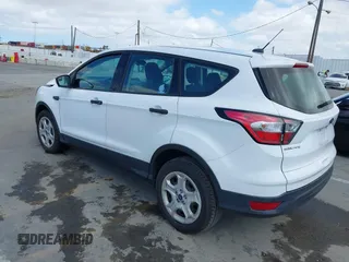 2018 Ford Escape S z VIN 1FMCU0F78JUA56974, wystawiony jako IAAI lot #42232294 z przebiegiem 63 511 mil mil oraz . Historia ofert i sprzedaży dostępna na DreamBid. Obrazek 3.
