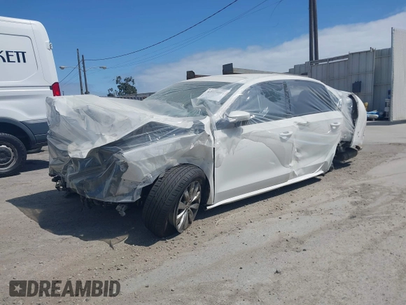 2014 Volkswagen Passat S z VIN 1VWAT7A30EC113737, wystawiony jako IAAI lot #42029001 z przebiegiem 115 378 mil mil oraz . Historia ofert i sprzedaży dostępna na DreamBid. Obrazek 2.
