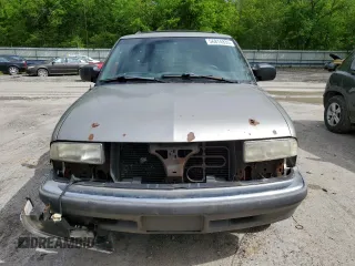 1998 Chevrolet Blazer LS z VIN 1GNDT13W6W2283281, wystawiony jako Copart lot #56874835 z przebiegiem 277 237 mil mil oraz Szkoda całkowita • Salvage title. Historia ofert i sprzedaży dostępna na DreamBid. Obrazek 5.